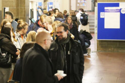 Personen sind auf einer Tagung miteinander im Gespräch.