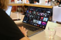 Laptop mit verschiedenen KI-generierten Bildern