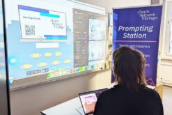Person betrachtet die Prompting-Station an Leinwand