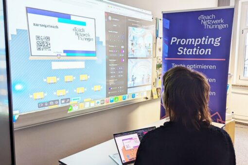 Person betrachtet die Prompting-Station an Leinwand