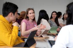 Studierende tauschen sich im Seminarraum miteinander aus.