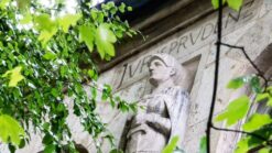 Statue aus Stein am Gebäude für Rechtswissenschaften