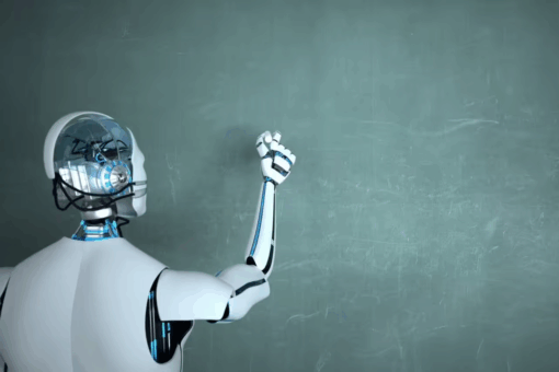 Roboter schreibt auf einer Kreidetafel