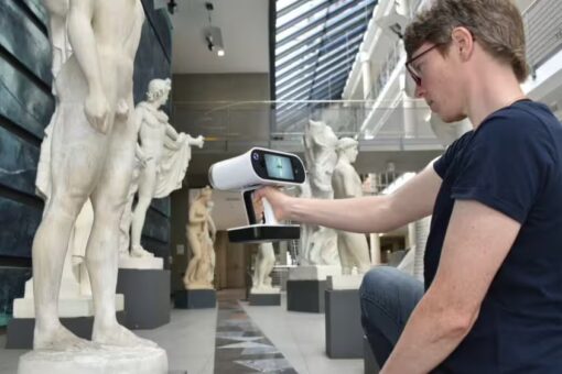 Person scannt mit einem Handscanner eine Skulptur im 3D-Scan.