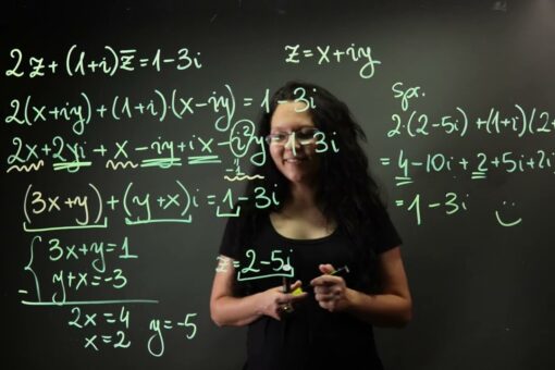 Frau steht am Learning Glass und schreibt Formeln.