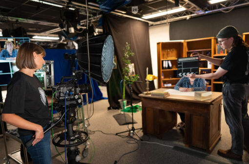 Dreharbeiten im Studio mit Kamera und Filmklappe