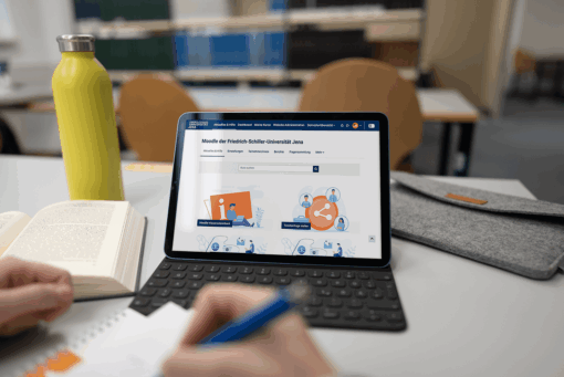 Geöffnetees Tablet zeigt das LMS Moodle auf dem Bildschirm