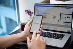 Laptop und Smartphone mit Screens vom Tool Zoom
