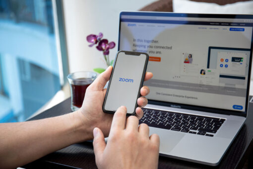 Laptop und Smartphone mit Screens vom Tool Zoom