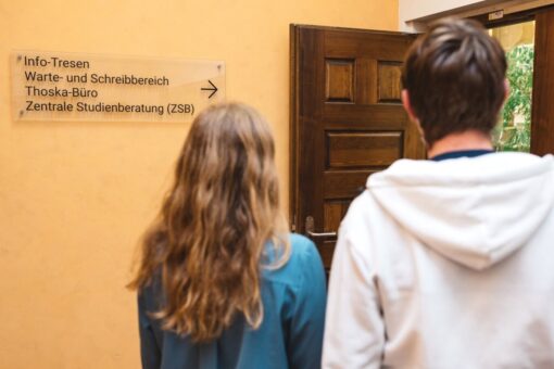 Studierende auf dem Weg zur ZSB