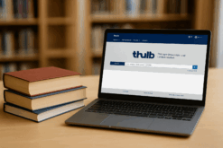 Aufgeklappter Laptop mit der ThULB-Suche auf dem Startbildschirm, daneben Bücher