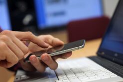 Hand tippft auf ein Smartphone