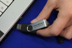 USB-Stick der Uni Jena wird in Laptop gesteckt.