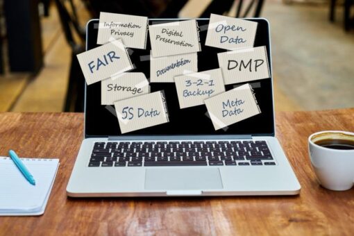 Laptop mit Notizzetteln zu Forschungsdatenmanagement